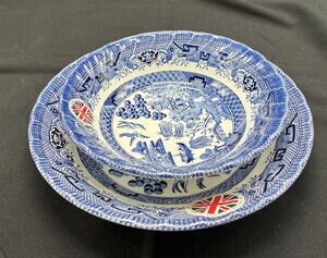 Blue Willow Made in England Two Serving Bowls Blue White 6.25"and 8" Dinnerware